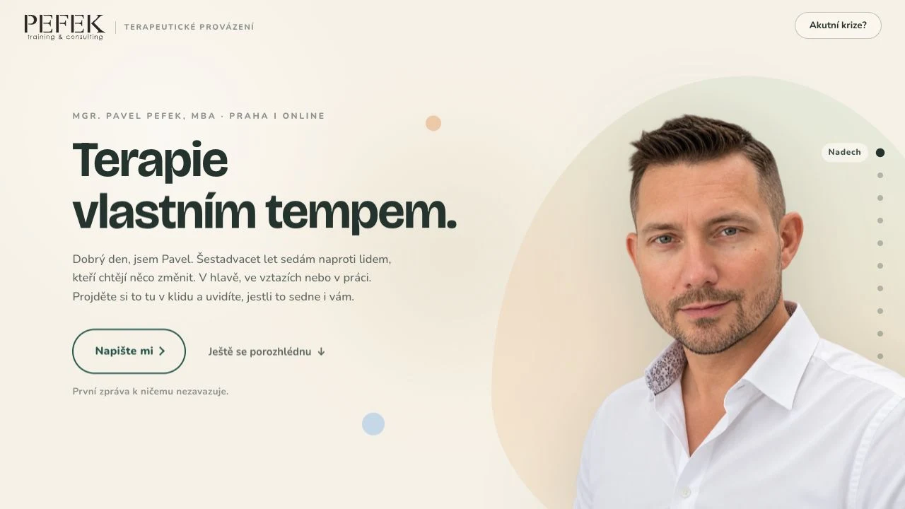 Klidný úvod webu PEFEK terapie s portrétem Pavla Pefka a textem Terapie vlastním tempem